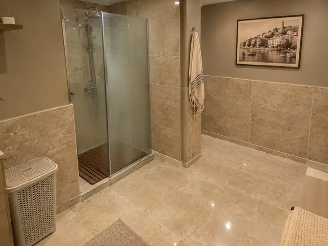 Mermer kaplı duş kabini ve temiz havlu — 500 Evler, Masaj Salonun
