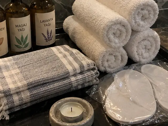 Masaj ve lavanta yağı, rulo havlular ve ekose peştemal — 500 Evler, Masaj Salonun