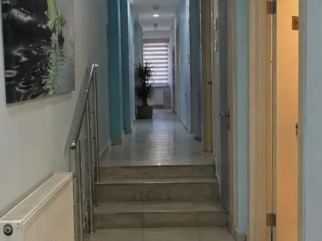 Açık renk koridor ve odalara çıkan merdiven — 500 Evler, Masaj Salonun